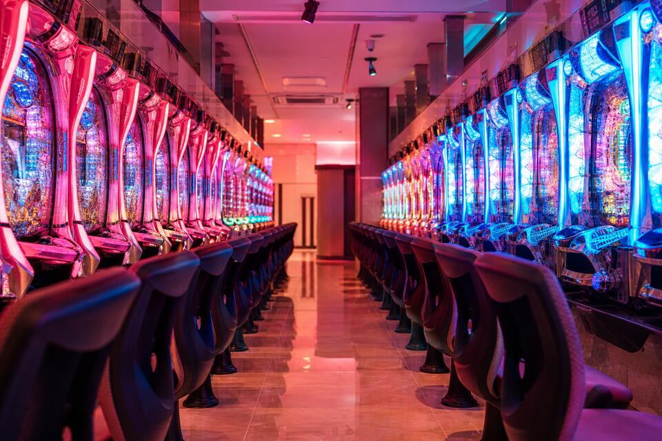 Przejście między rzędami automatów pachinko