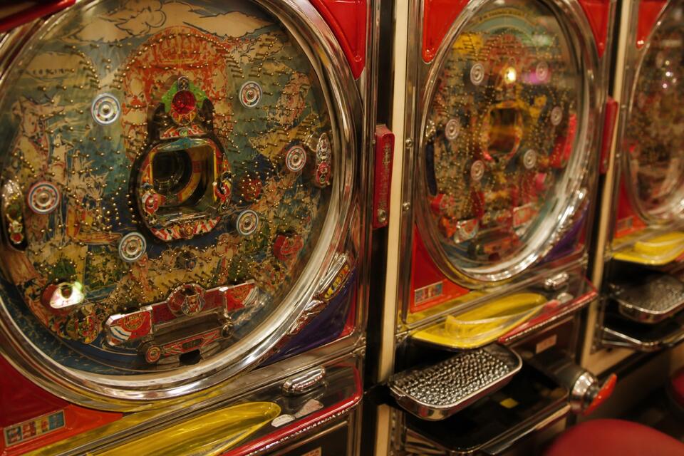 Zbliżenie na szafę pachinko ze szklaną tarczą